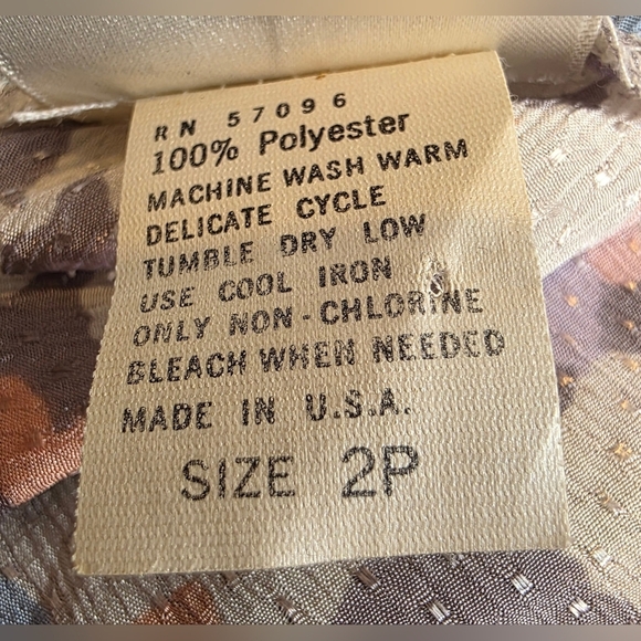 Nicola 2P light floral top. Buttons down back - Picture 8 of 8